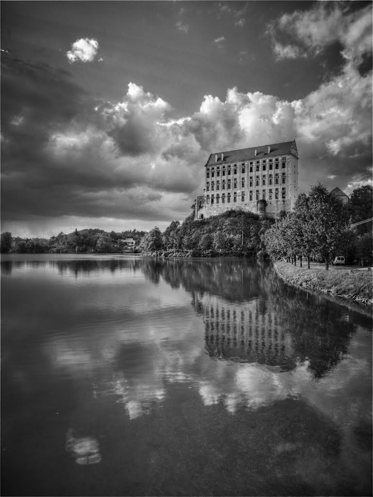 Zámek Plumlov v černobílé (Plumlov Chateau in black and white) by Hanulinka