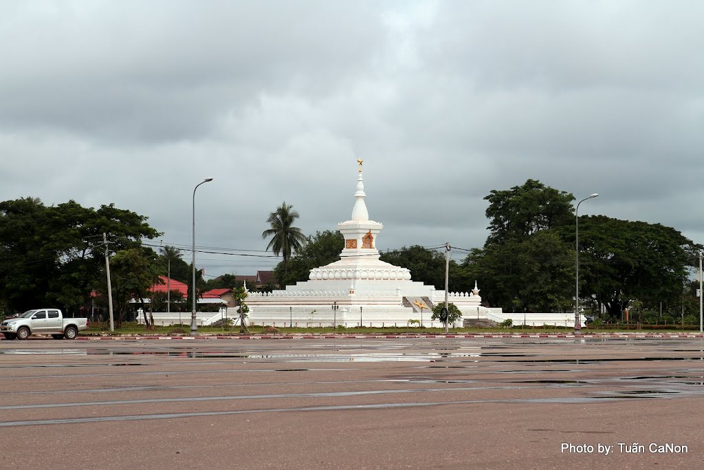 Pha That Luang by Tuấn Canon