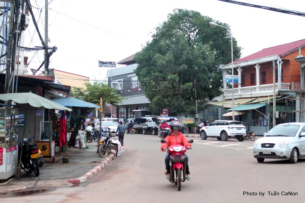 Street in Vientiane by Tuấn Canon