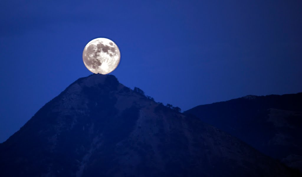 Rivello _ Spunta la Luna da dietro al Monte Sirino. by passionescatto