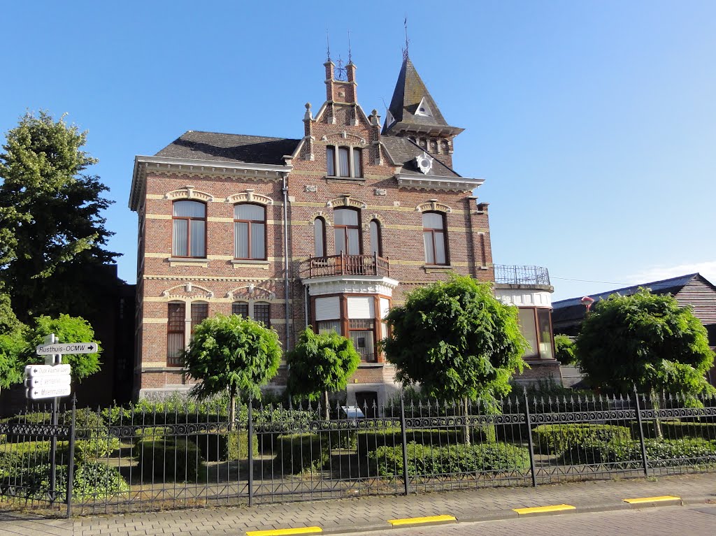 Voormalig gemeentehuis Sint-Amands by Pascal Van Acker