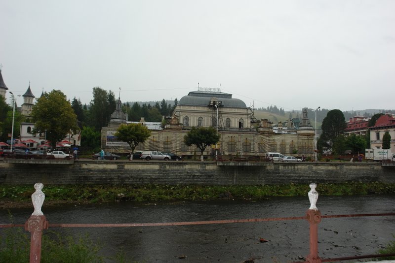 Extrem de celebru în secolul al XIX-lea, când a fost inaugurat chiar de împăratul austro-ungar Franz Iosef şi de de arhiducele Ferdinand, construit după modelul edificiului din Baden Baden/ Germania, Cazinoul din Vatra Dornei îşi trăieşte ultimii ani într-o mizerie de nedescris şi în pragul colapsului, vegheat de Arhiepiscopia Sucevei şi Rădăuţilor care, în loc să-l îngrijească, îi ţine lumânarea. by STEPA