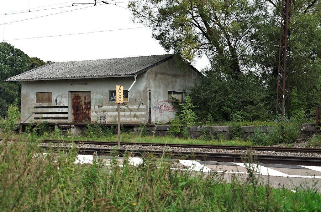 Alter Güterschuppen mit Teilen der Laderampe, Bahnhof Gersthofen, Bayern, September 2012 by PETEGE