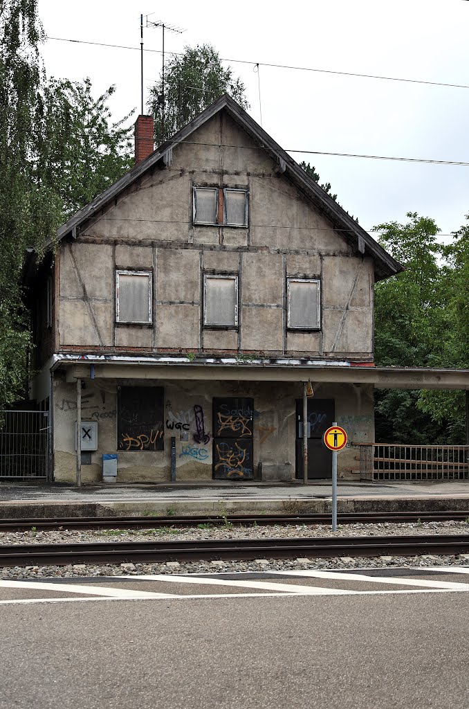 Renovierungsbedürftiger Bahnhof Gersthofen, Bayern, September 2012 by PETEGE