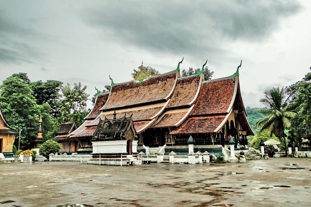 Wat Xieng Thong, Luang Prabang by Che Trung Hieu