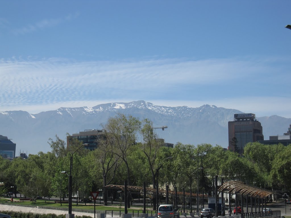 Santiago, Chili : Cordillère des Andes au-dessus du quartier Providencia by TitTornade