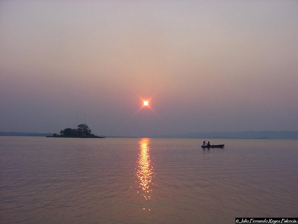 Lago Peten Itzá by Julio Fernando Reyes…