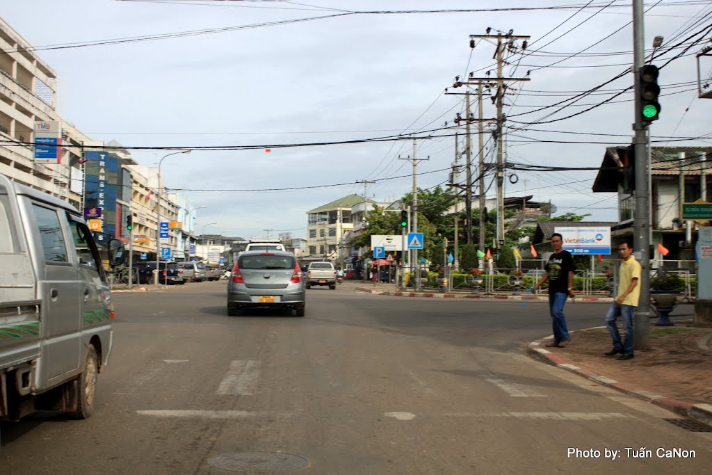 On the streets of Vientiane by Tuấn Canon