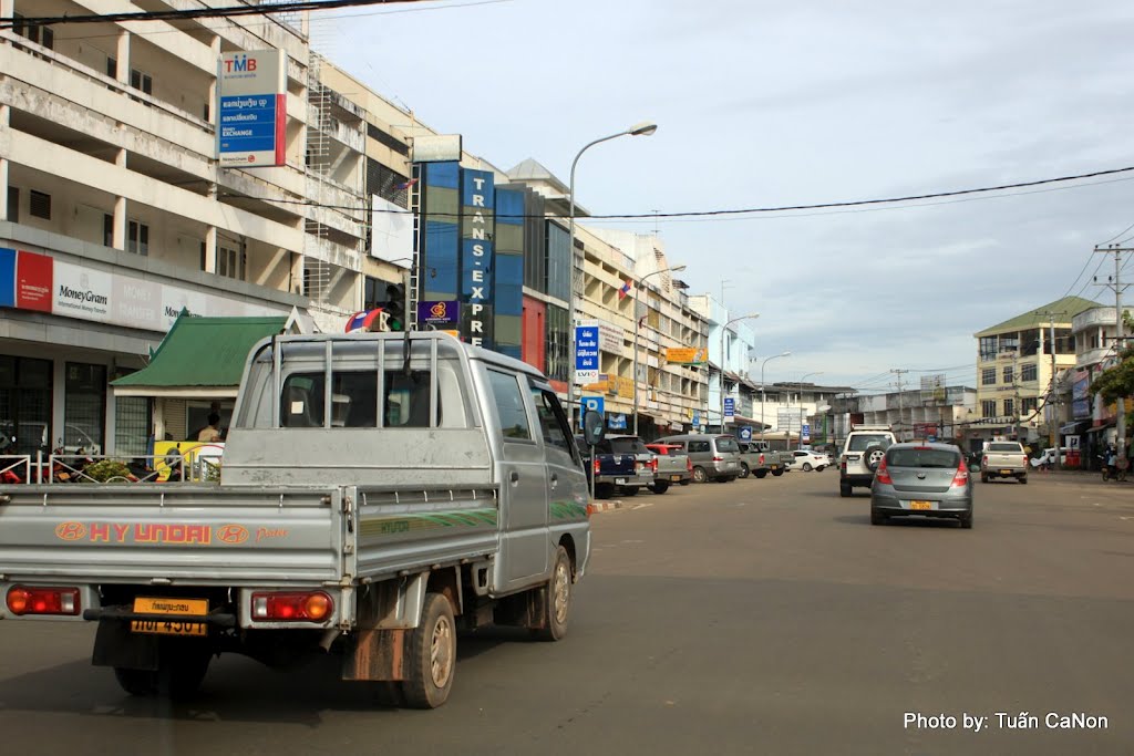 On the streets of Vientiane by Tuấn Canon