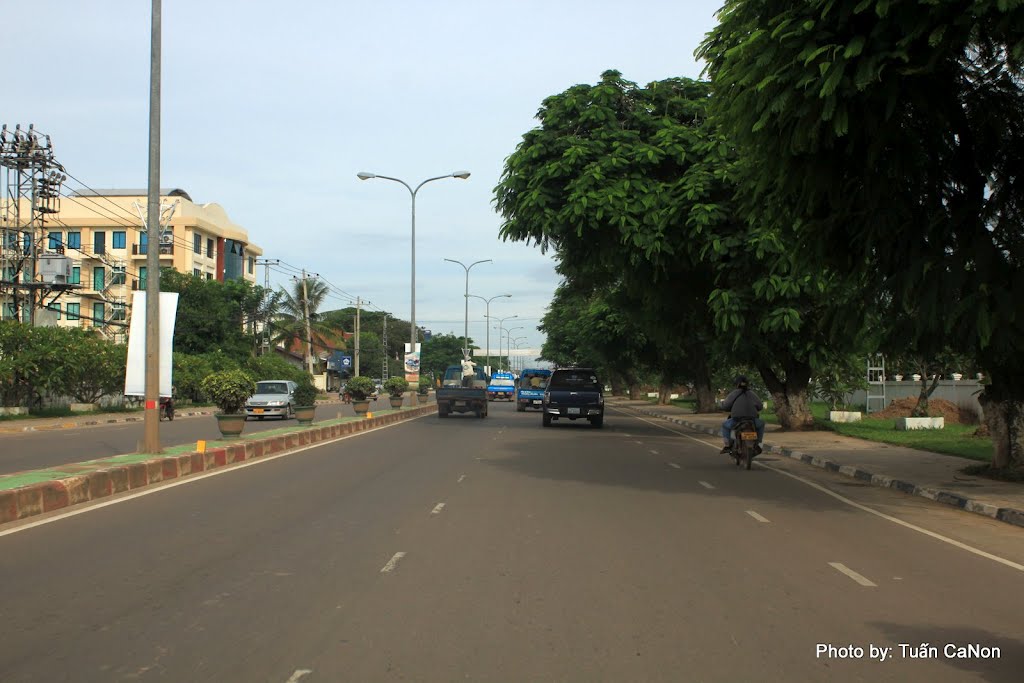 On the streets of Vientiane by Tuấn Canon