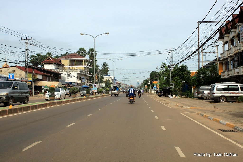 On the streets of Vientiane by Tuấn Canon