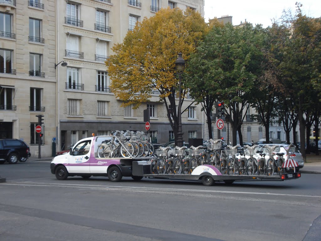 Véhicule de régulation Vélib' sur la Place des Invalides by SocoA