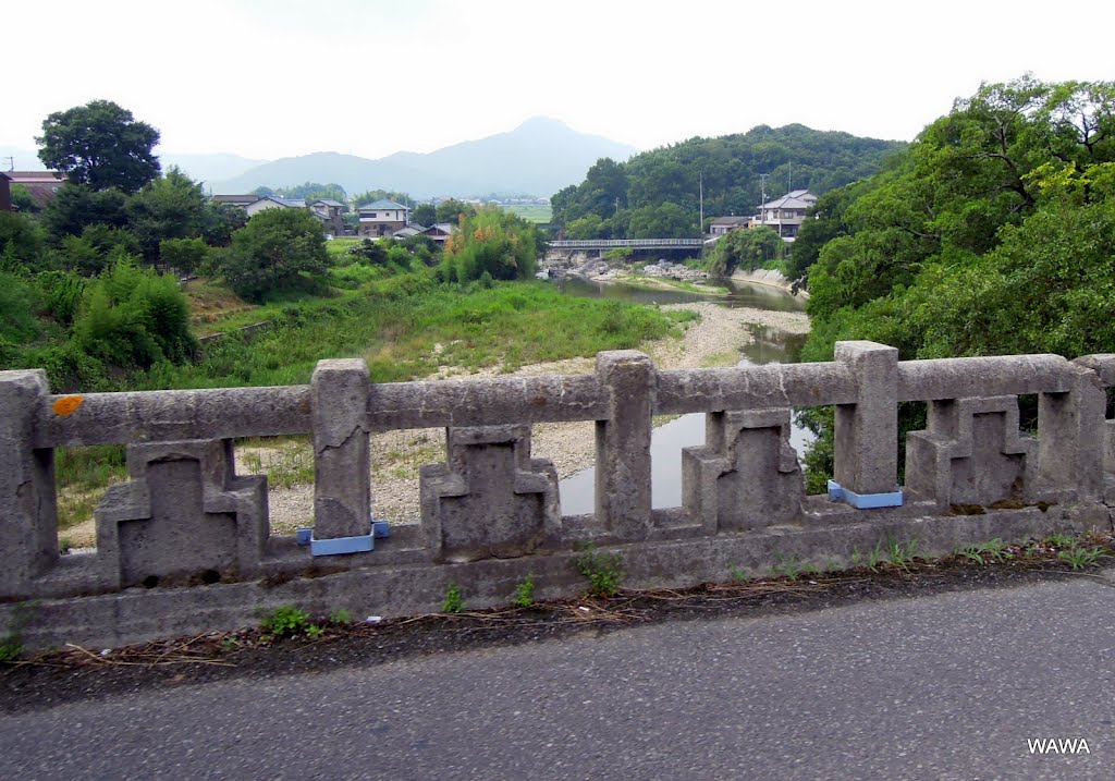 Takinomiya bridge, Kagawa / 昭和8年（1933年）に竣工した滝宮橋（香川県道282号(旧国道32号)の綾川町滝宮付近）は、「高松と琴平を結ぶ交通の要所に架けられた、戦前では香川県内唯一の開腹アーチ橋であり、凝った意匠の高欄もそのまま残る貴重な橋であります。」との理由から土木学会推奨土木遺産に選奨されています。 by mandegan