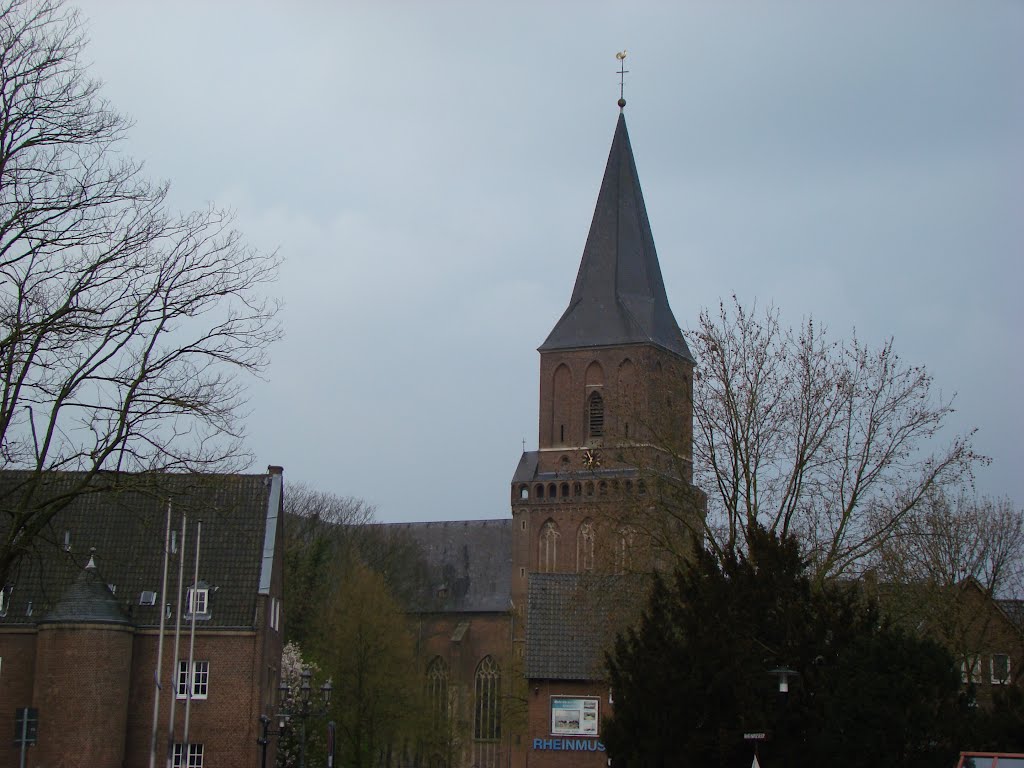 Emmerich (St. Martin,die älteste Kirche der Stadt am Rhein.) Geistmarkt. April 2012 by DortmundWestfalica