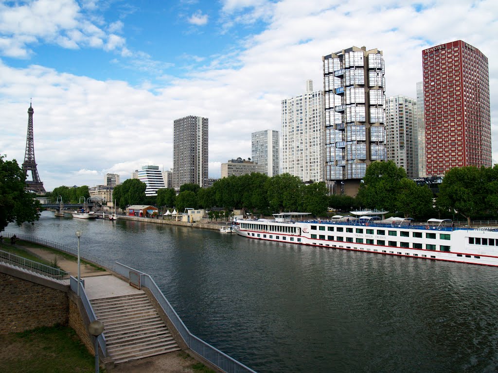 Paris, vue de la Seine depuis le pont de Grenelle by al_ka