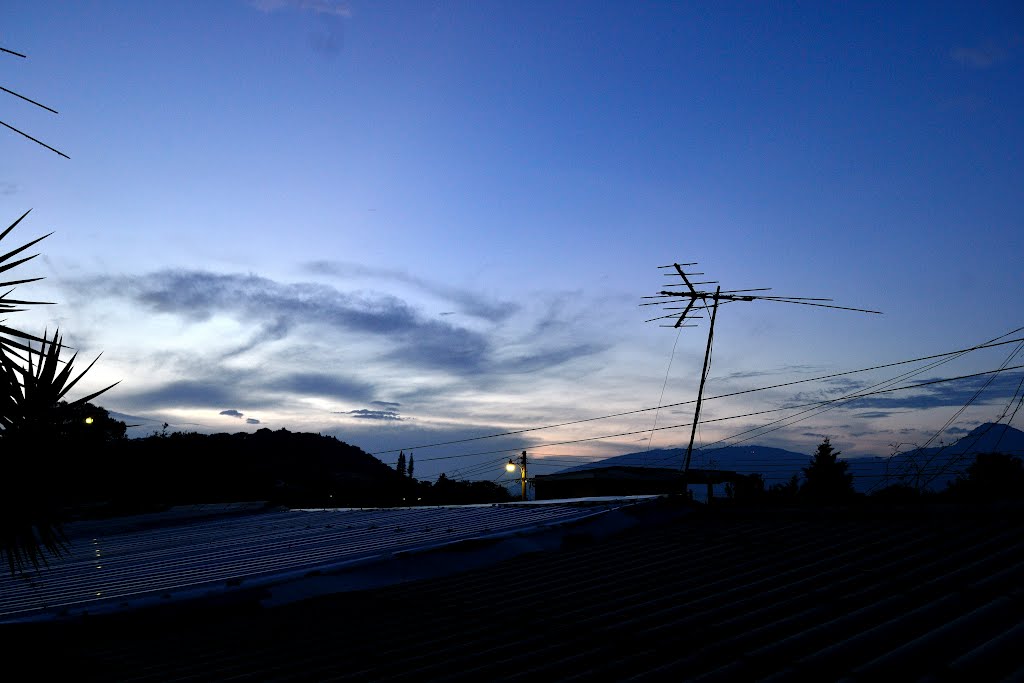 Un atardecer desde un tejado... Vista hacia la coordillera del Bálsamo, una vieja antena de TV y el Volcán de San Salvador... by Yobo92