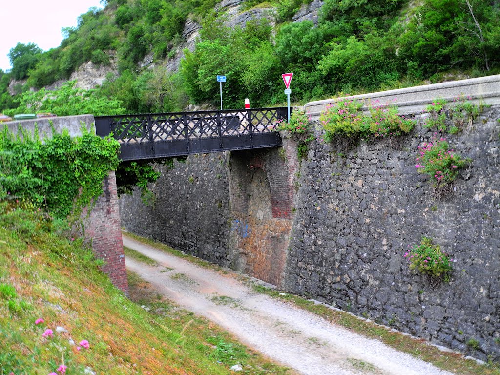 Pont de Quercyrail - Luzech, Lot, Midi-Pyrénées, France by Photo Guide