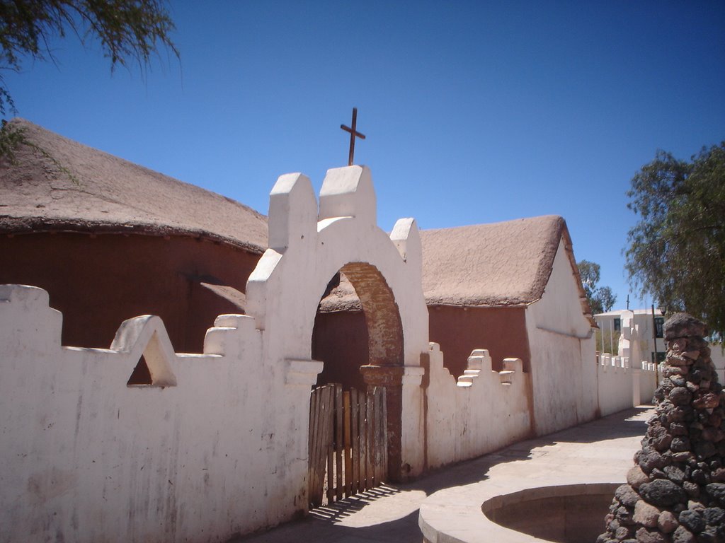 Costado de la iglesia by Sergio Reyes Niño