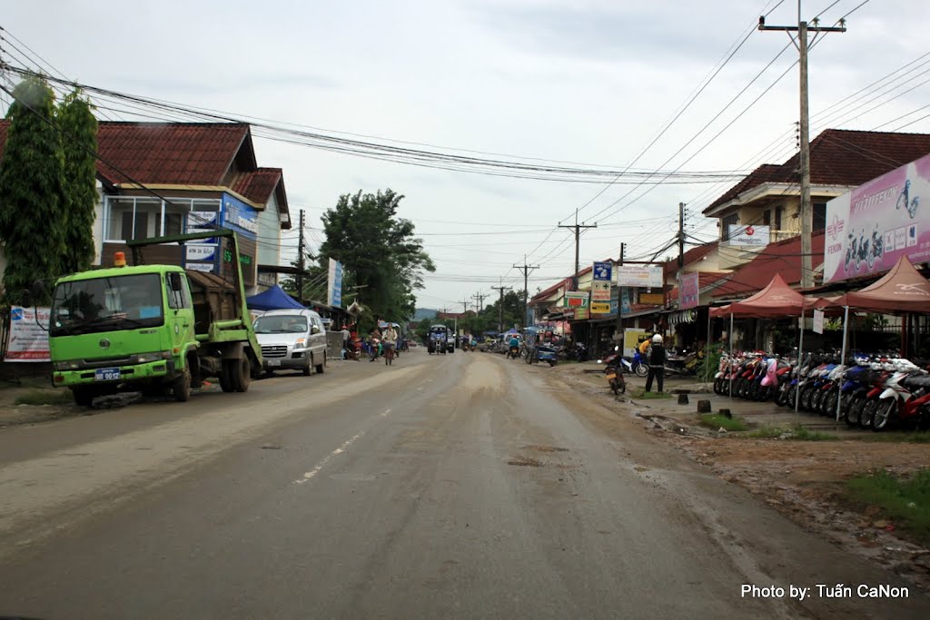 On the street of Luang Prabang by Tuấn Canon