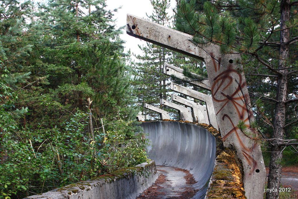 Olympische Bobbahn am Trebević by Julian Nyča