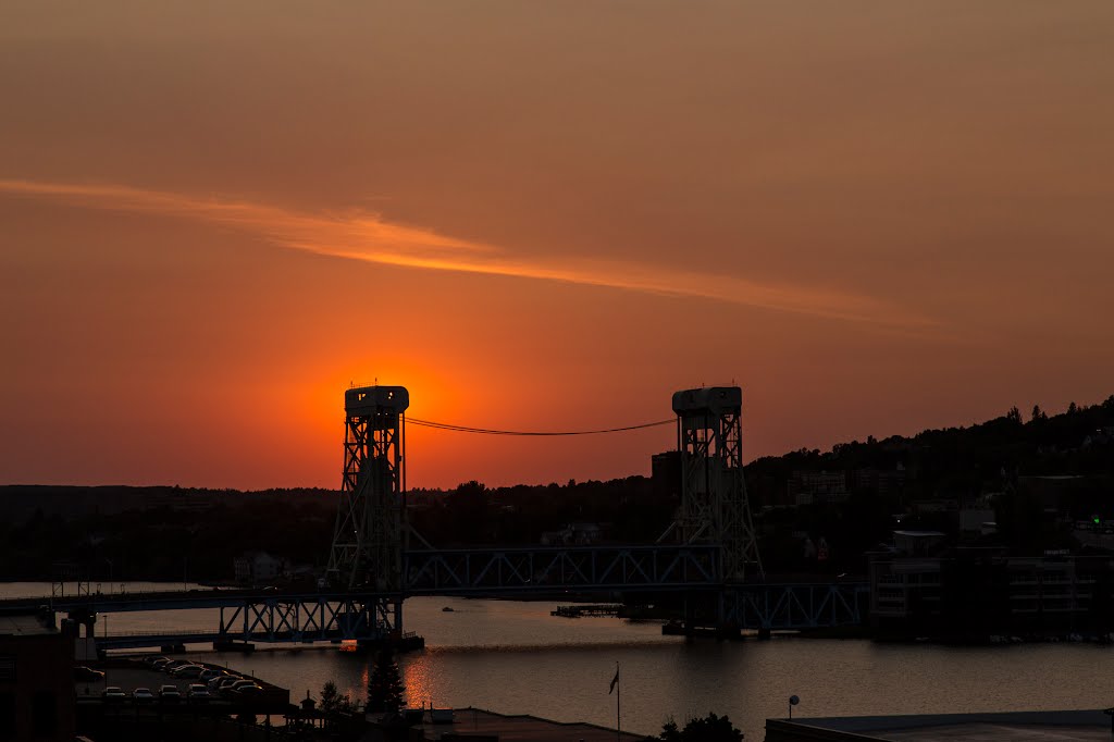 The Portage Lake Lift Bridge (officially the Houghton–Hancock Bridge) connects the cities of Hancock and Houghton, in the US state of Michigan, across Portage Lake, a portion of the waterway which cuts across the Keweenaw Peninsula with a canal linking the by ApMadoc