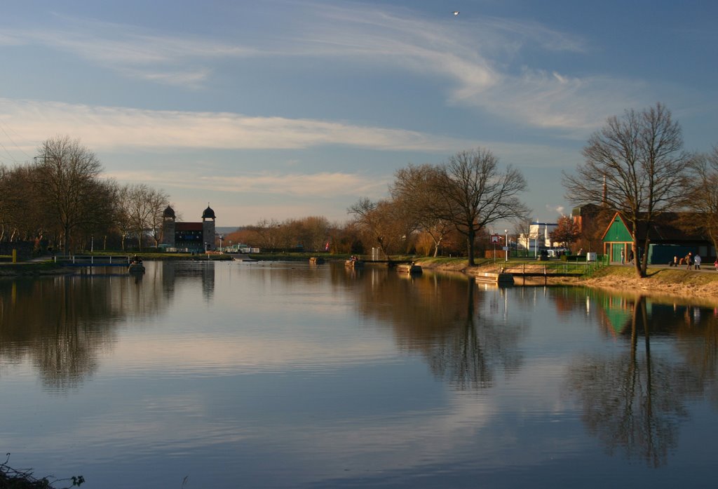 Blick auf die alte Schachtschleuse by Holger Sangel