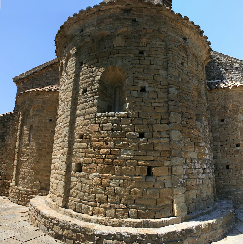 Sul - Abside de la Iglesia de Sant Pere - Ullastret by santiul