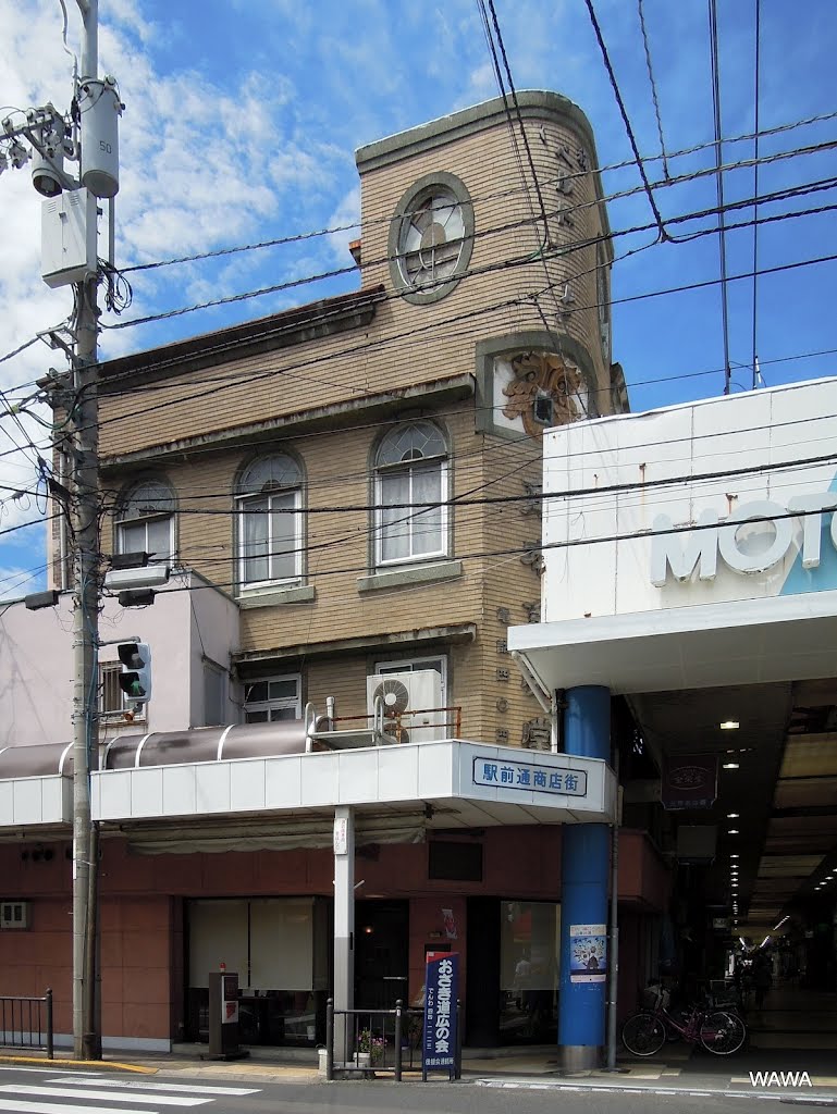 Motomachi shopping street, Sakaide / 坂出市元町商店街のアーケードで隠れているが、角本金栄堂ビルは1934（昭和９年）の近代建築（香川県坂出市元町１丁目） by mandegan