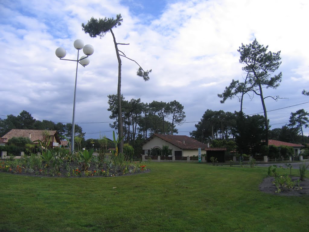 Mimizan, Rond point sur l' Av. du Courant. by Pierre-André Leclercq