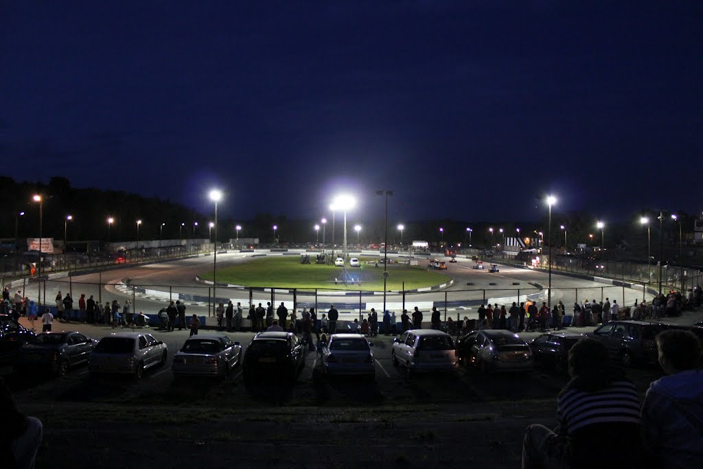 Racetrack floodlit by panda273