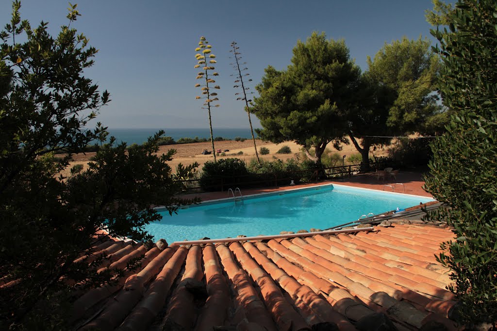 Agriturismo Torre di Albidona, la piscina by luciano mantovani