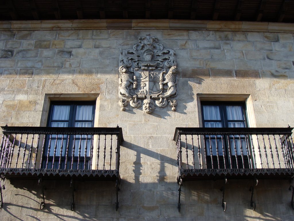 Balcones y escudo by Rafael Barrio Goñi