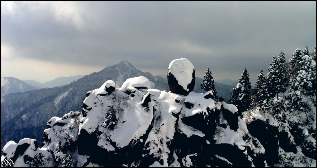 Mocking rock and Mount Kamagatake by ANDRE GARDELLA