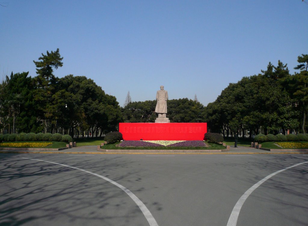 The Statue of Chairman Mao by 高见