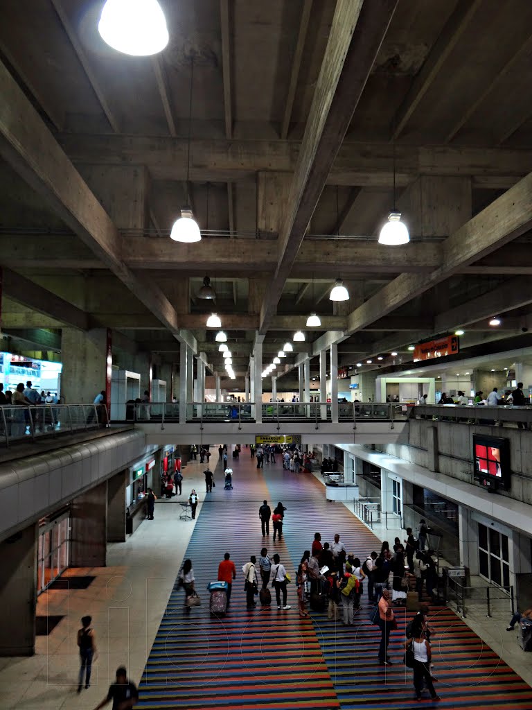 Aeropuerto Internacional Simón Bolivar de Venezuela by liborio_car