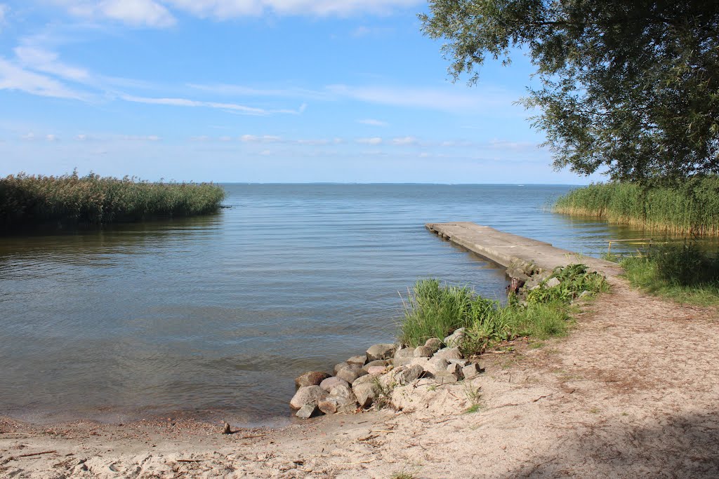 Mała plaża na kampingu w Bellin by jantyp