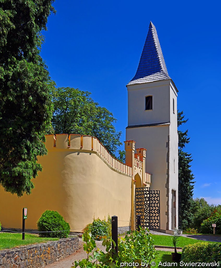 Wieża bramna i mury zamkowe, Kamień / Hrad Kámen by Adam Swierzewski