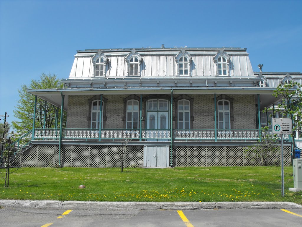 St-Augustin-de-Desmaures Catholic Presbytery by pegase1972