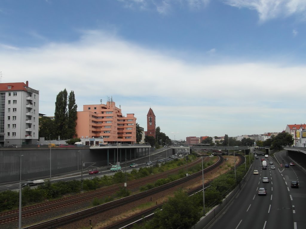 Blick auf die Stadtautobahn und zur Epiphanienkirche by Majantje