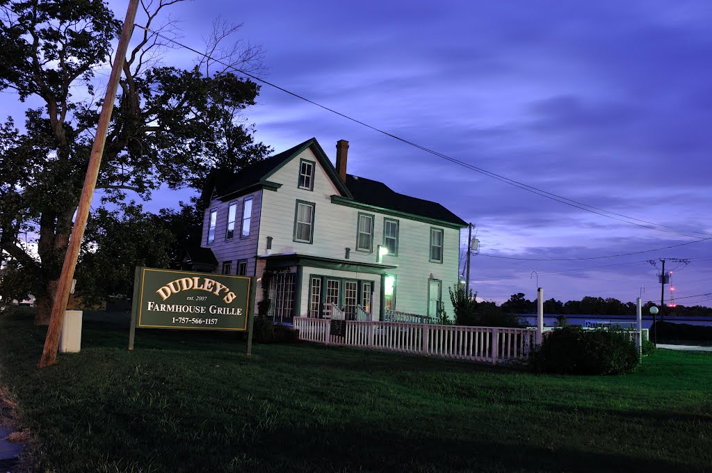 VIRGINIA: TOANO: Richmond Road (U.S. 60) heading north on foot: final farewell to Dudley's Farmhouse Grille (permanently closed) by Douglas W. Reynolds, Jr.