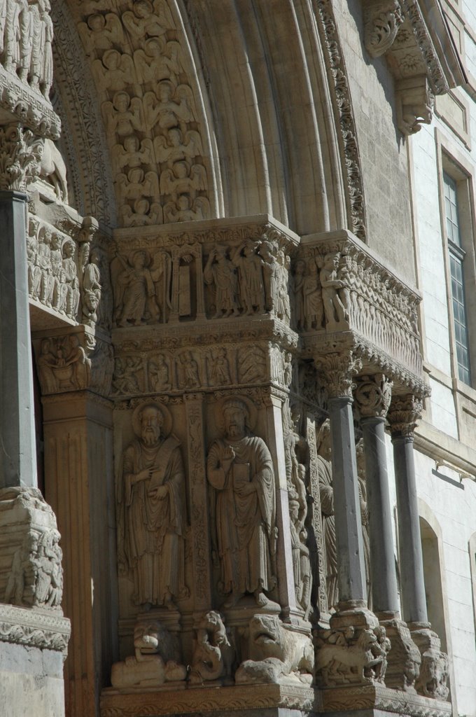 Detalle del timpano de la iglesia Sant Trophime. Arles by Concepcion Becerril