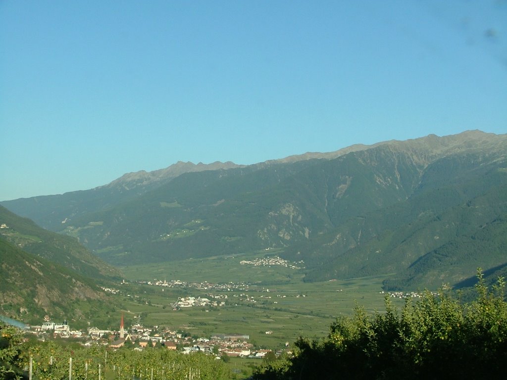 Blick nach Schlanders, Latsch und Tarsch; Vinschgau by lusie