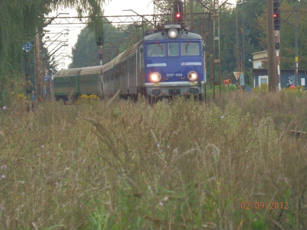 EP07 1058 Z TLK 61108 ' KONOPNICKA' wjeżdża do WOŁOMINA by tomas-26