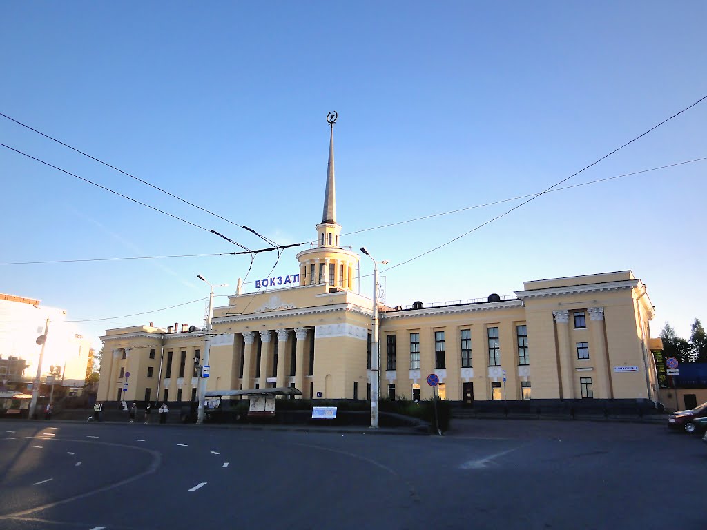 Petrozavodsk Vokzal (railway station) by Jean Bize