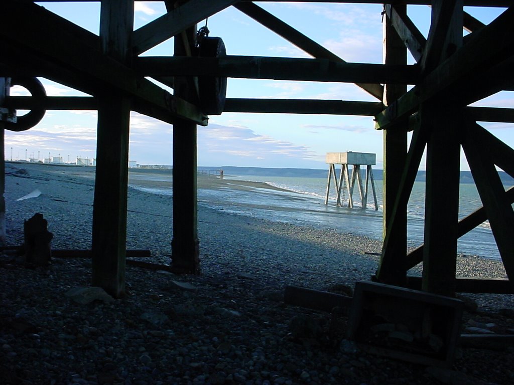 Muelle - Ría de Río Gallegos by Mauro Menchon