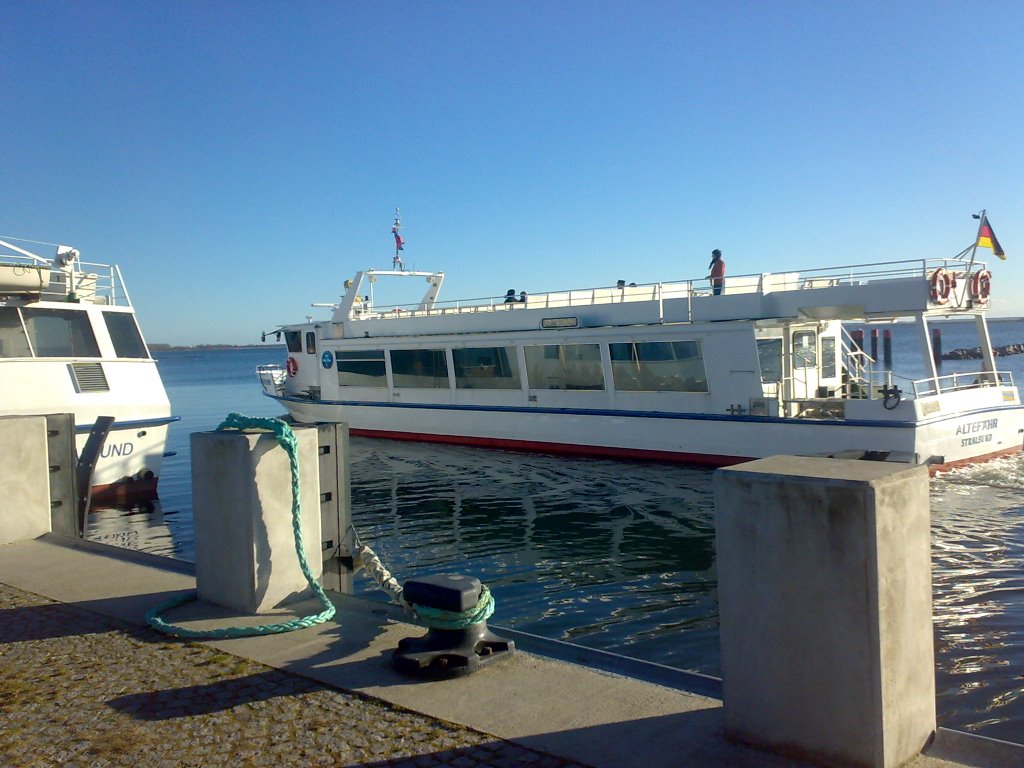 Die Fähre "Altefähr" im Hafen von Kloster by Matze FF