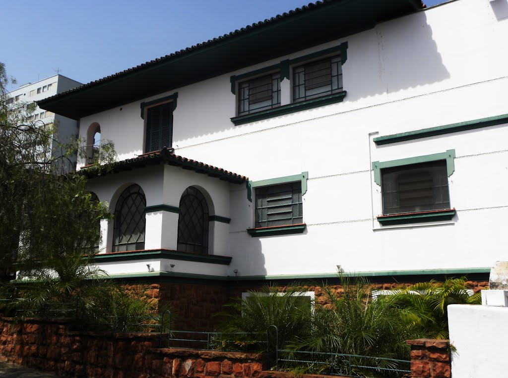 Beautiful old house preserved in external details-São Carlos-SP-Brazil by Niels A Sørensen