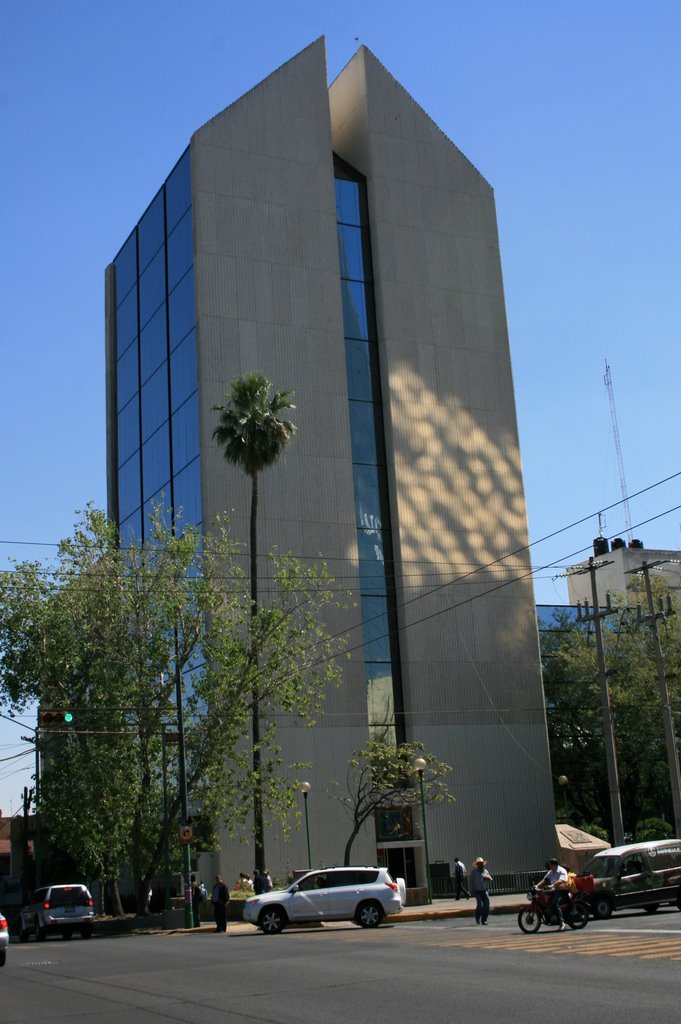 EDIFICIO POR AV. HIDALGO Y CHAPULTEPEC by Karlos Verzunza