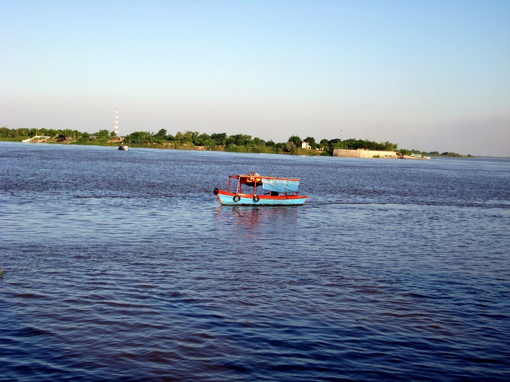 La lanchita de Alberdi llegando al puerto de Formosa by rosannapenayo