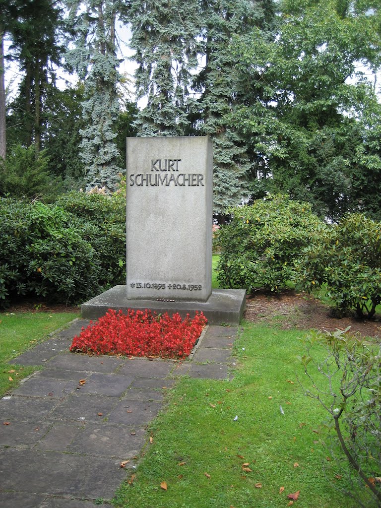 Grab Kurt Schumachers auf dem Stadtfriedhof Ricklingen by Klaas Bähre